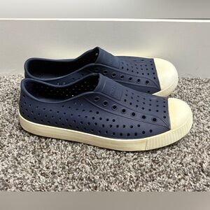 Native Waterproof Slip on Sneakers Navy with Cream Sole Size J4 (Women’s 6)